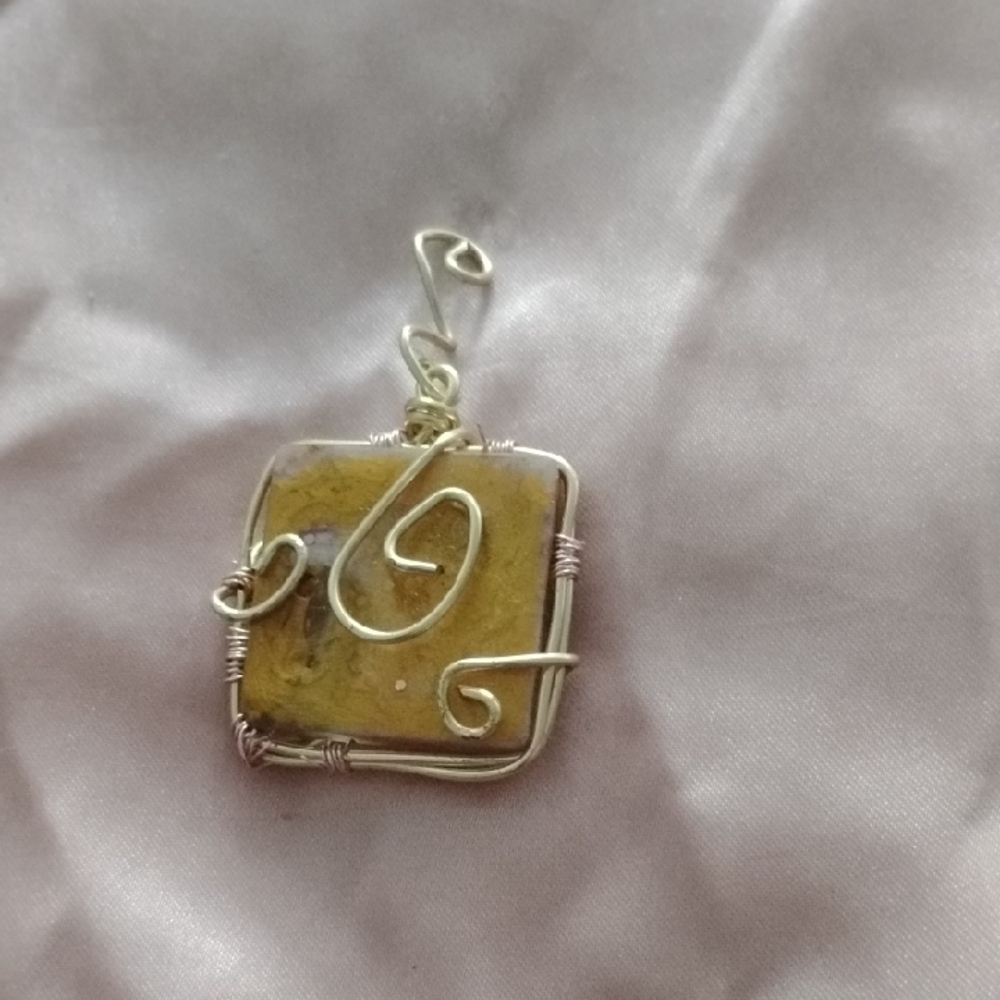 Hand Crafted Gold and Silver Brooch with Artistic Wire Design